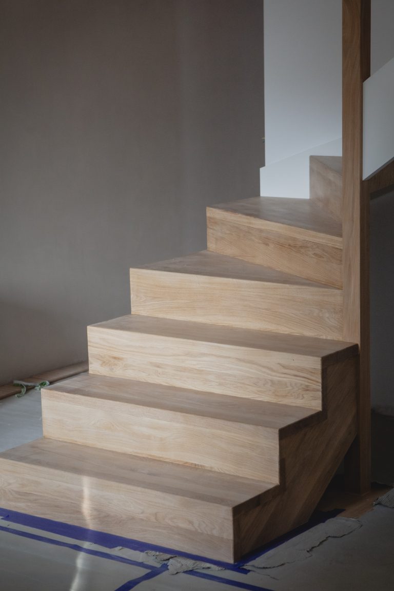 Schody drewniane – czy nowoczesny dom i drewno mogą iść w parze?