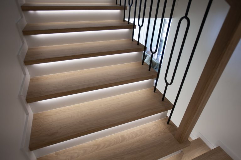 Jak dbać o drewniane schody dębowe?